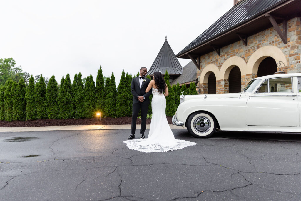 The Palisades Country Club offers sweeping views and versatile spaces for both indoor and outdoor weddings.